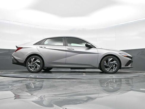 Certified 2025 Hyundai Elantra Sport image 35