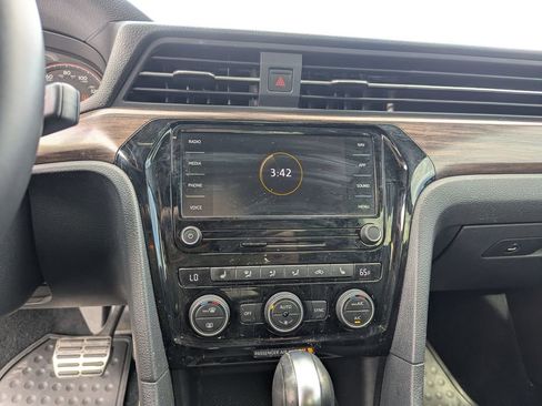 Used 2022 Volkswagen Passat 2.0T image 17