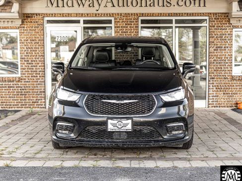 Used 2023 Chrysler Pacifica Touring-L FWD image 2