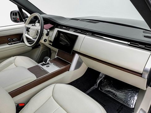 Used 2025 Land Rover Range Rover SE AWD/4WD image 12