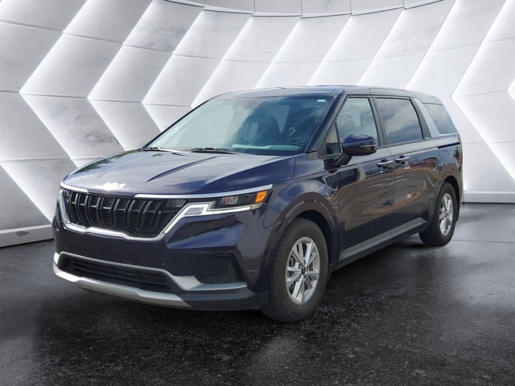 Used 2023 Kia Carnival LX FWD image 3
