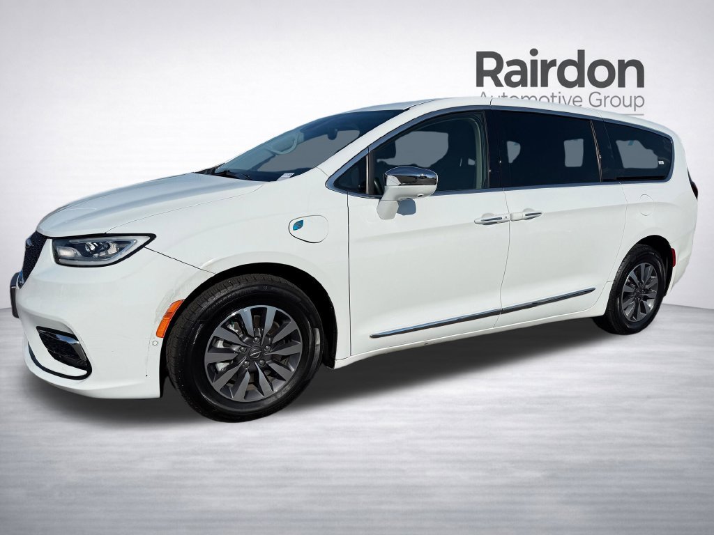 Used 2022 Chrysler Pacifica Limited w/ Uconnect Theater Family Group FWD image 3
