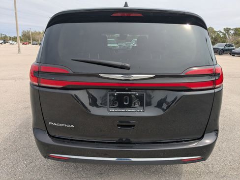 Used 2023 Chrysler Pacifica Touring-L image 5