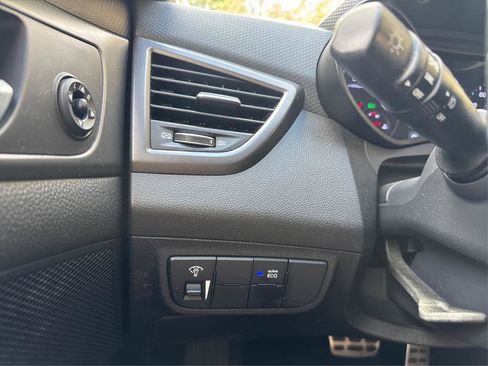 Used 2016 Hyundai Veloster Turbo image 17