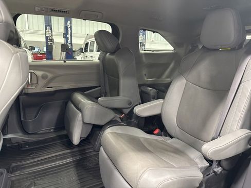 Used 2024 Toyota Sienna Limited image 33