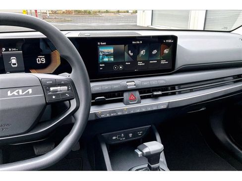 Used 2025 Kia K4 LXS image 6