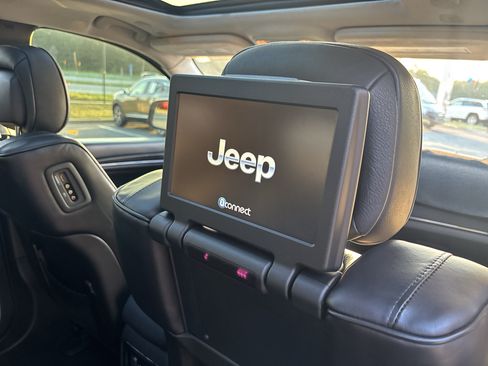 Used 2018 Jeep Grand Cherokee Summit AWD/4WD image 18