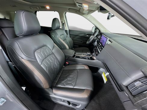 New 2026 Nissan Pathfinder Platinum image 28