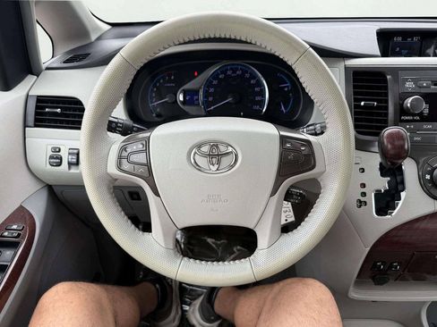 Used 2013 Toyota Sienna XLE FWD image 17