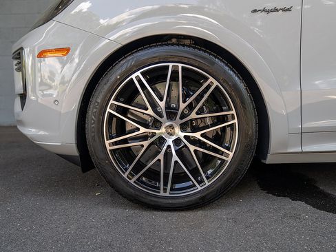 Used 2025 Porsche Cayenne Turbo AWD/4WD image 28