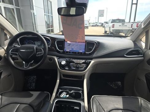Used 2023 Chrysler Pacifica Limited w/ Uconnect Theater Family Group AWD/4WD image 14