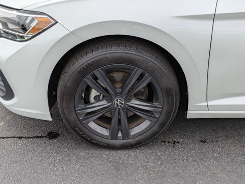 Used 2023 Volkswagen Jetta SE image 9