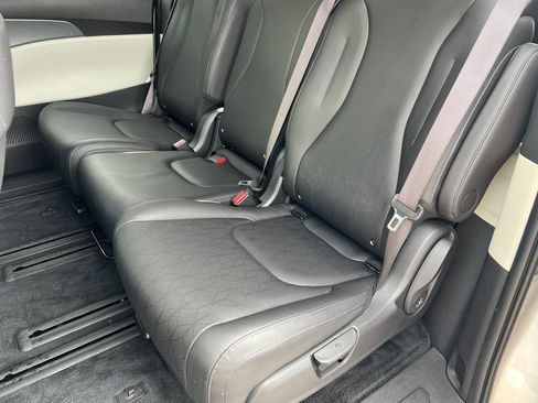 Used 2023 Kia Carnival LX FWD image 17