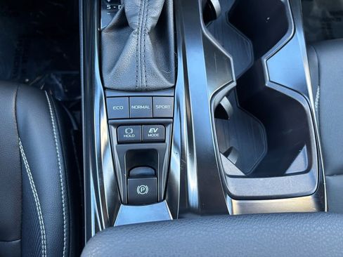 Used 2025 Toyota Camry SE image 35