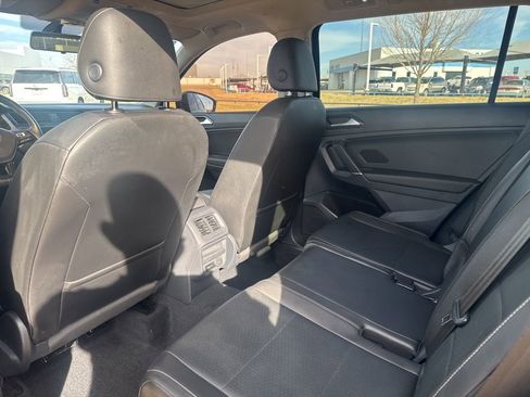 Used 2018 Volkswagen Tiguan SE w/ Panoramic Sunroof Package image 3