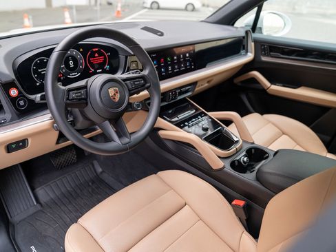 Used 2025 Porsche Cayenne image 4