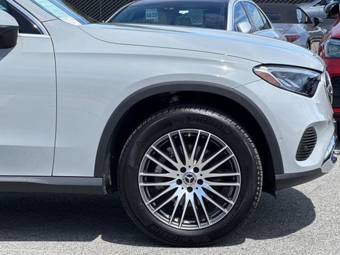 Used 2025 Mercedes-Benz GLC 300 4MATIC image 36