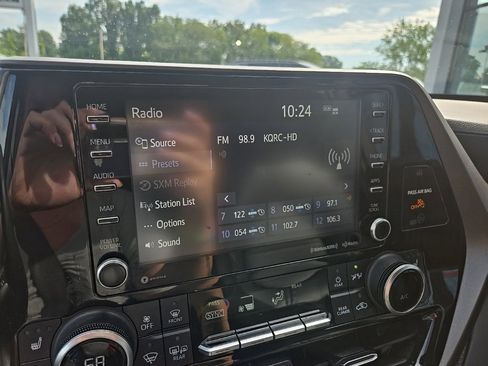 Used 2022 Toyota Highlander XLE image 55