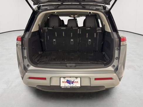 Used 2025 Nissan Pathfinder SL FWD image 25