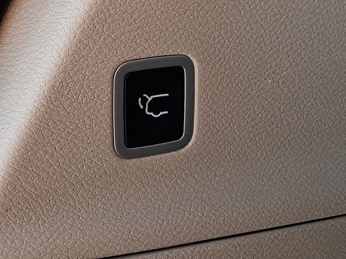 Used 2024 Chrysler Pacifica Touring-L FWD image 32