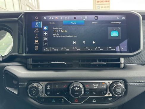 Used 2025 Jeep Wrangler Unlimited Rubicon 4xe w/ Convenience Group AWD/4WD image 15