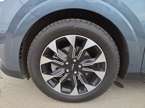 Used 2024 Kia Carnival EX image 7