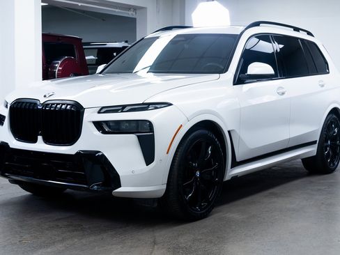 Used 2025 BMW X7 xDrive40i w/ M Sport Package image 3