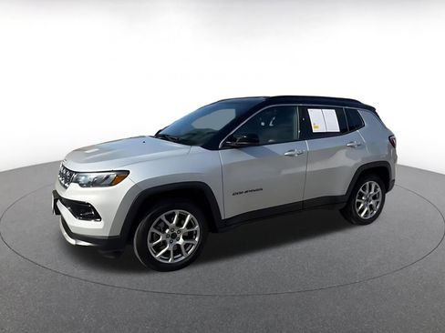 Used 2025 Jeep Compass Limited image 8