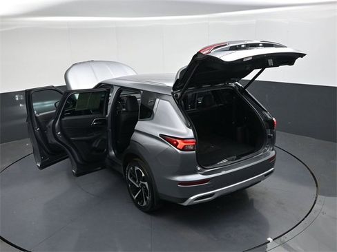 Used 2023 Mitsubishi Outlander SE image 42
