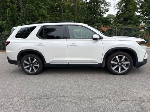 Used 2025 Honda Pilot Touring image 12