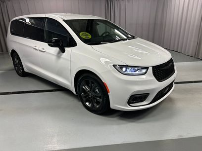 New 2026 Chrysler Pacifica Select