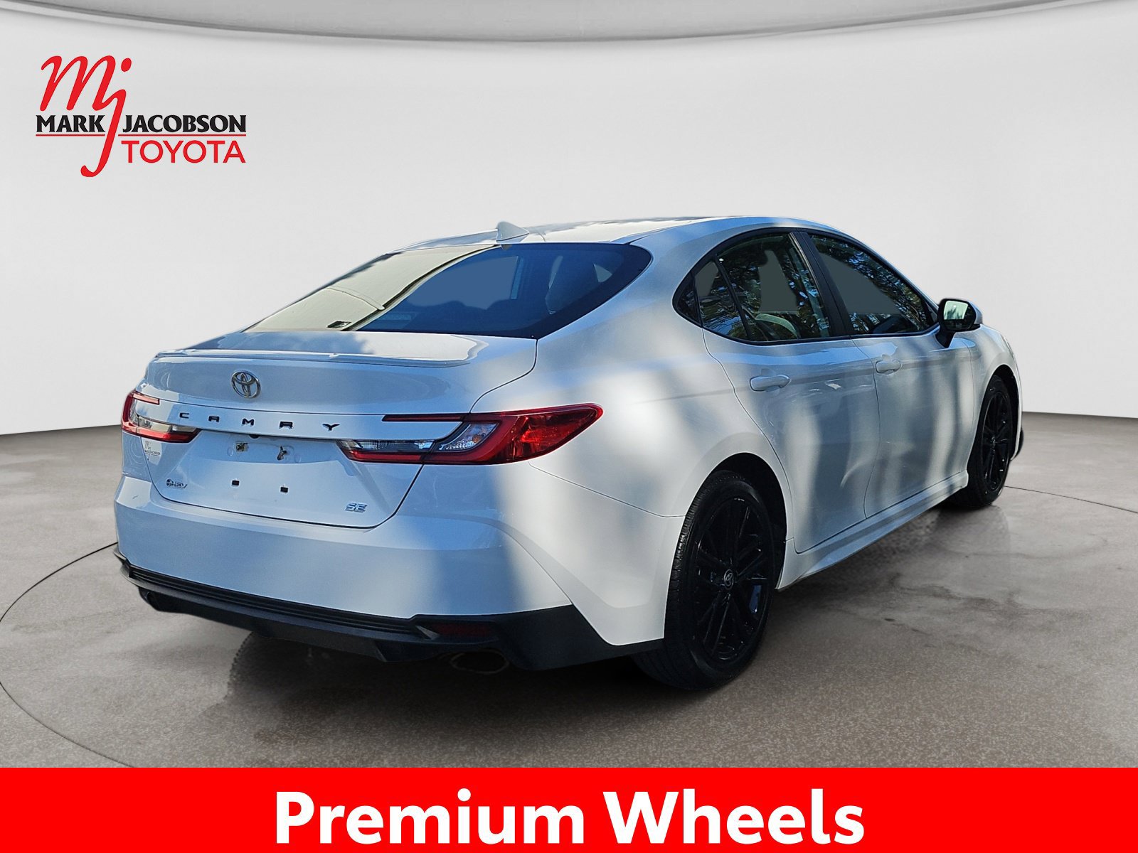 Used 2025 Toyota Camry SE FWD image 9