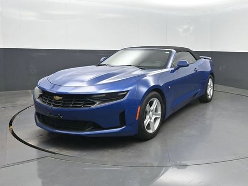 Used 2020 Chevrolet Camaro LT RWD image 2