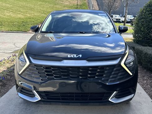 Used 2023 Kia Sportage LX image 3