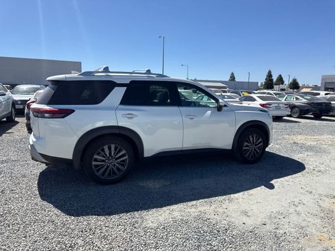 Used 2022 Nissan Pathfinder SL w/ SL Premium Package FWD image 3