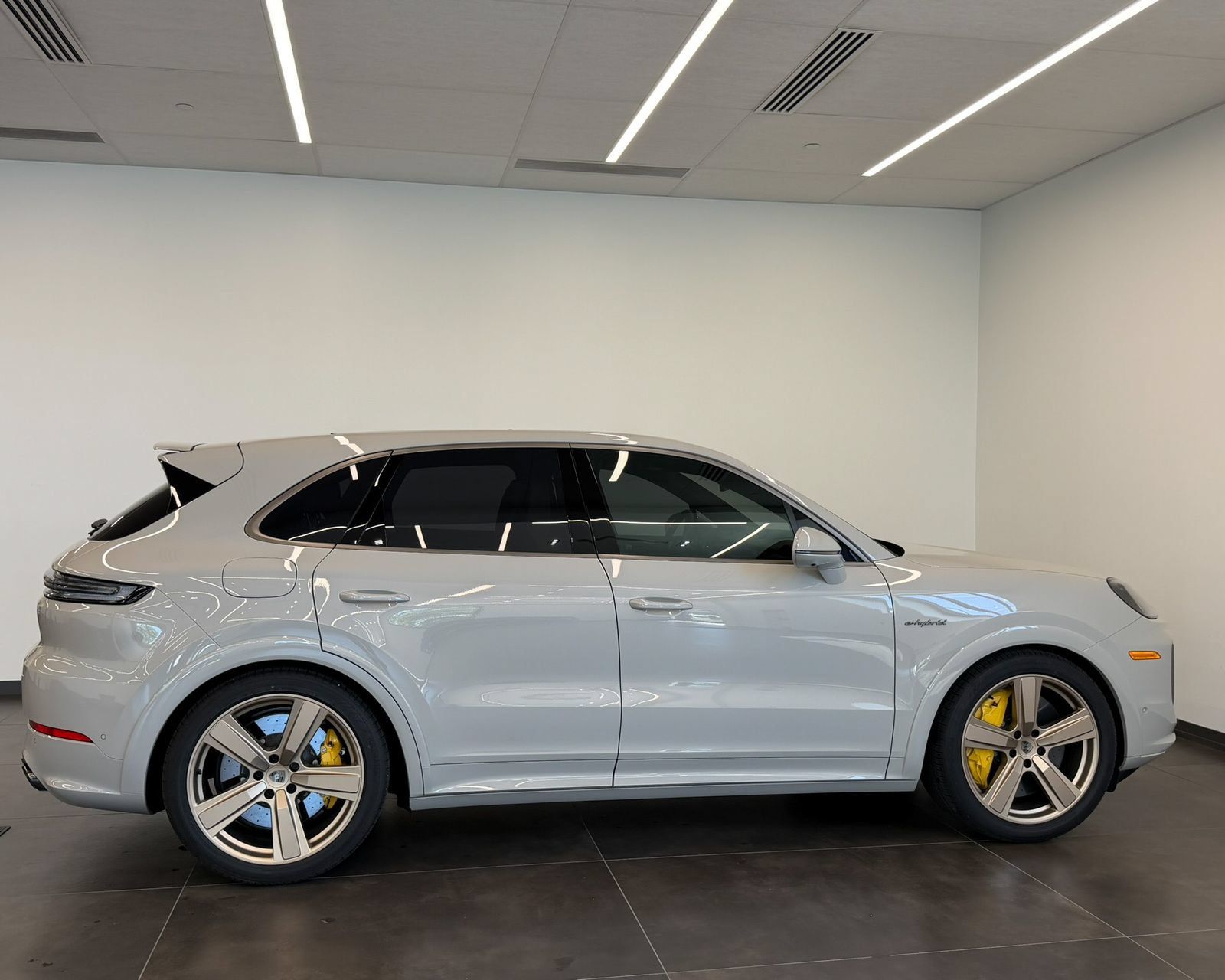 Used 2025 Porsche Cayenne Turbo AWD/4WD image 4