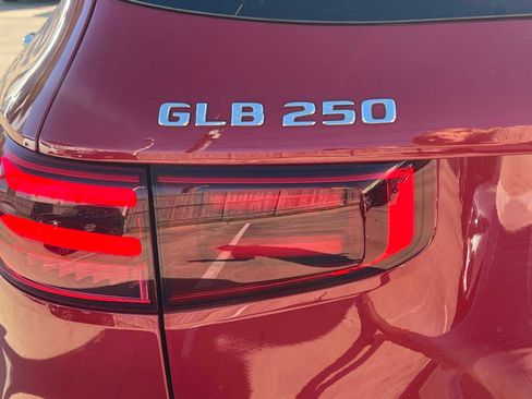 Used 2025 Mercedes-Benz GLB 250 image 9