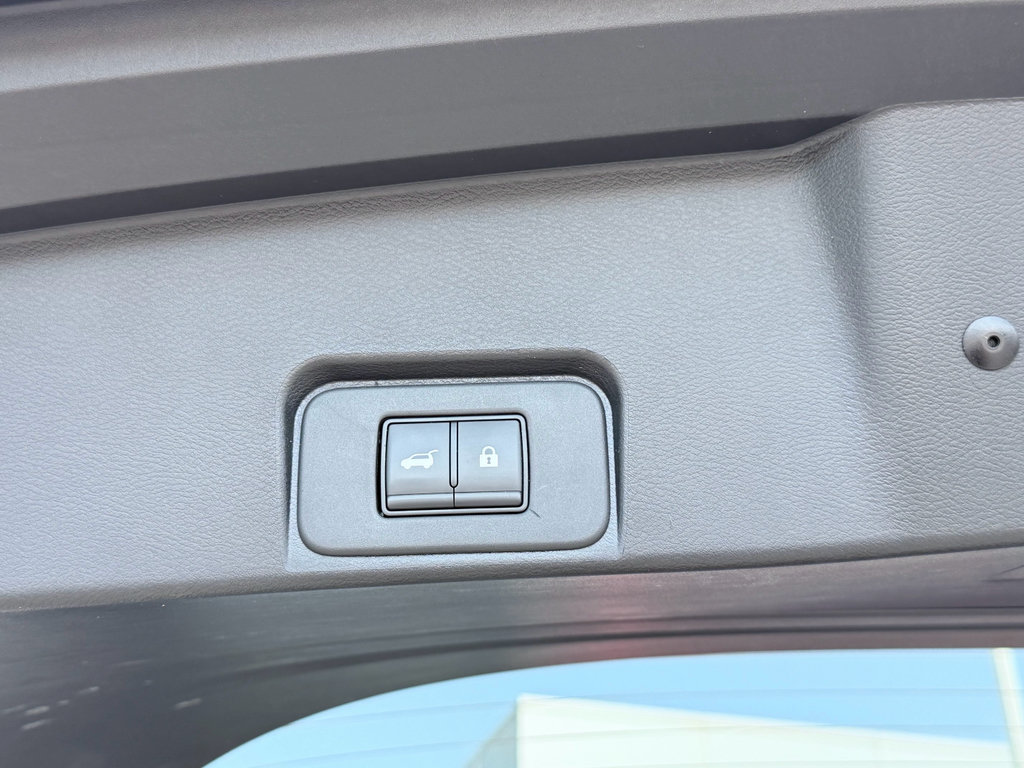 Used 2025 Nissan Rogue SV FWD image 10