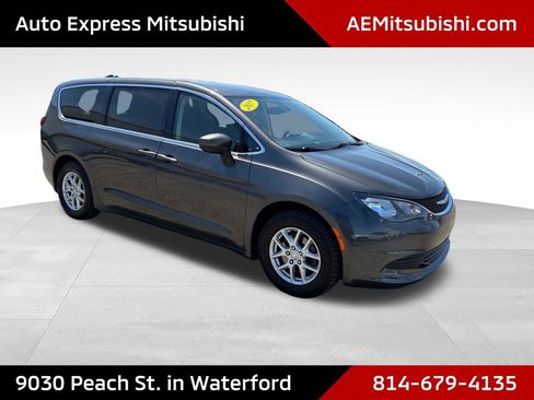 Used 2017 Chrysler Pacifica Touring FWD image 1