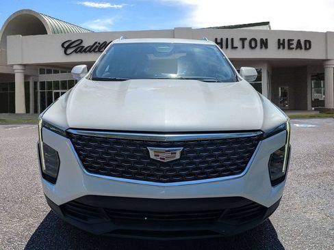 Used 2024 Cadillac XT4 Luxury w/ Cold Weather Package FWD image 9