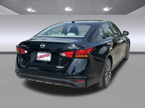 Used 2024 Nissan Altima 2.5 SV FWD image 3