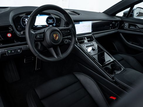 Certified 2025 Porsche Panamera 4 image 13