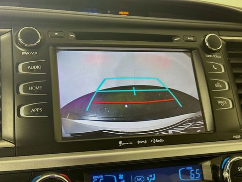 Used 2018 Toyota Highlander Plus FWD image 16