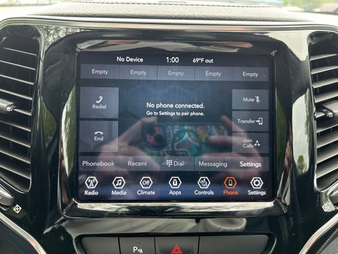 Used 2019 Jeep Cherokee Limited AWD/4WD image 9