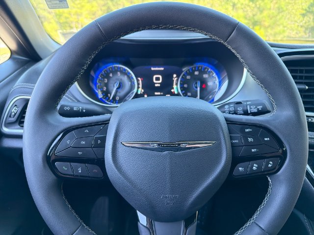 Used 2025 Chrysler Pacifica Limited FWD image 17