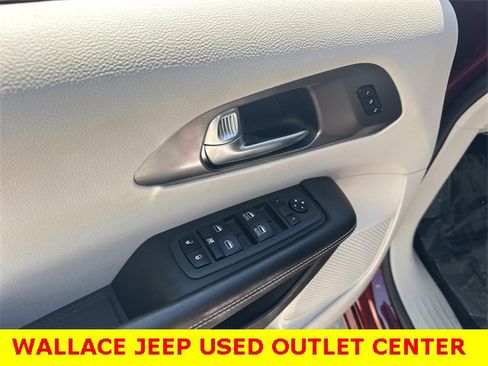 Certified 2023 Chrysler Pacifica Touring-L image 17