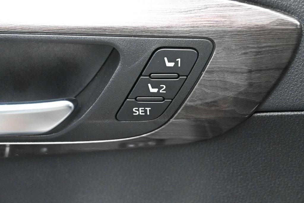Certified 2024 Toyota Highlander Limited AWD/4WD image 15