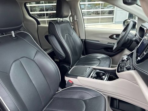 Used 2023 Chrysler Pacifica Limited AWD/4WD image 45
