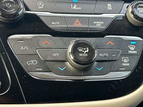 Used 2022 Chrysler Pacifica Touring-L image 30