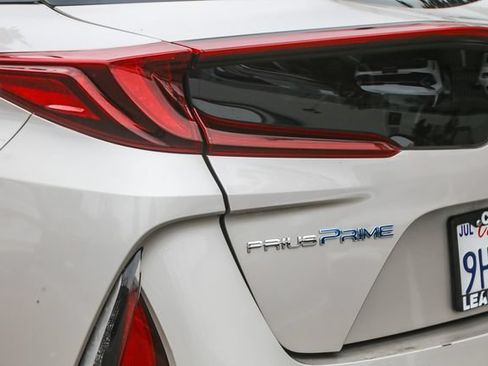 Used 2022 Toyota Prius Prime Limited FWD image 11